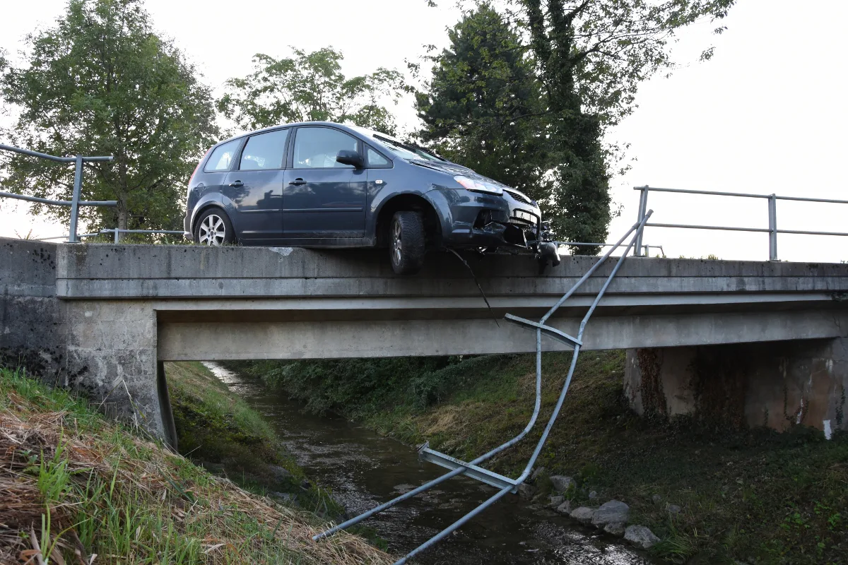 Eichberg SG - Wagen durchbricht Brückengeländer