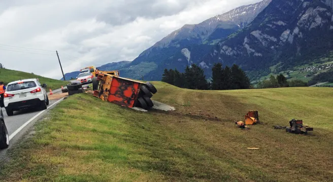 350-Meter-Sturz einer Pneuwalze in Masein