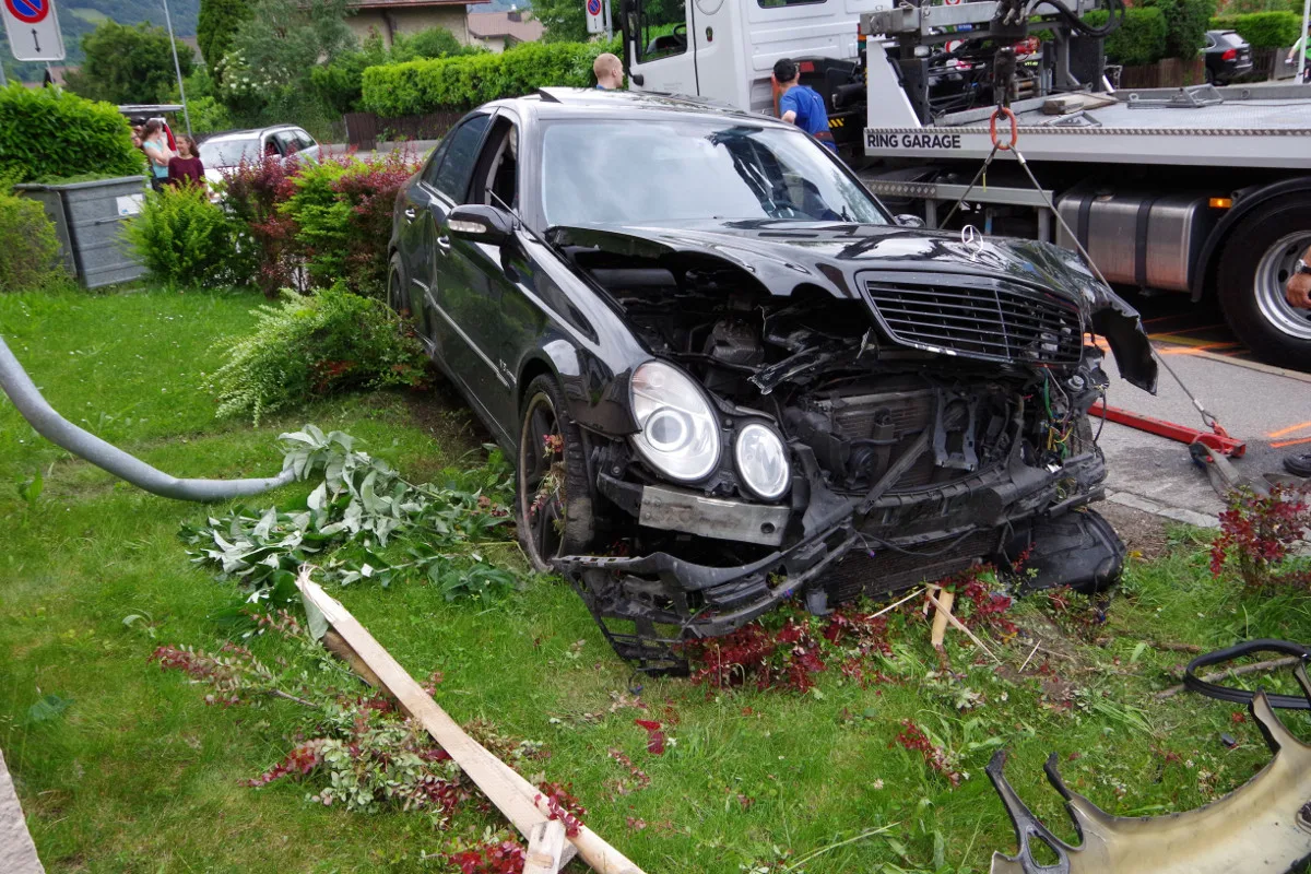 Drogen & Alkohol: Mercedes-Fahrer (19) landet nach zwei Kollisionen in Churer Garten