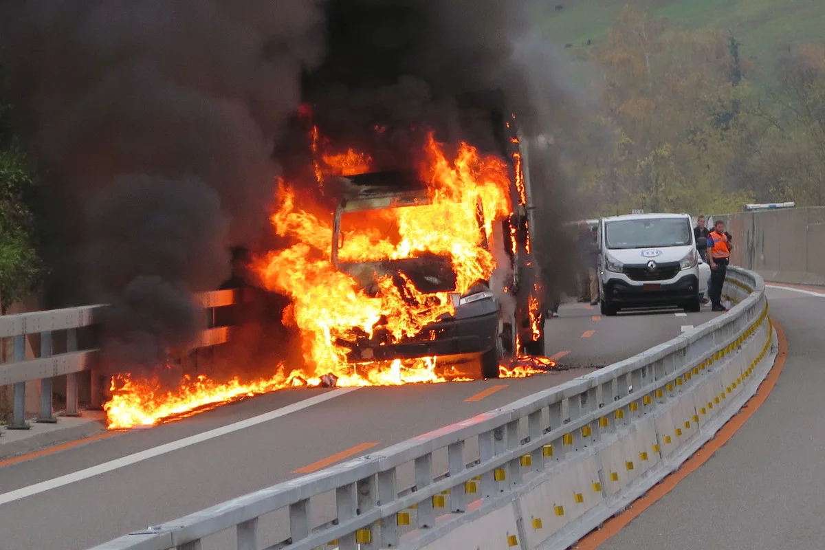 Münchenstein BL - Lieferwagen ein Raub der Flammen