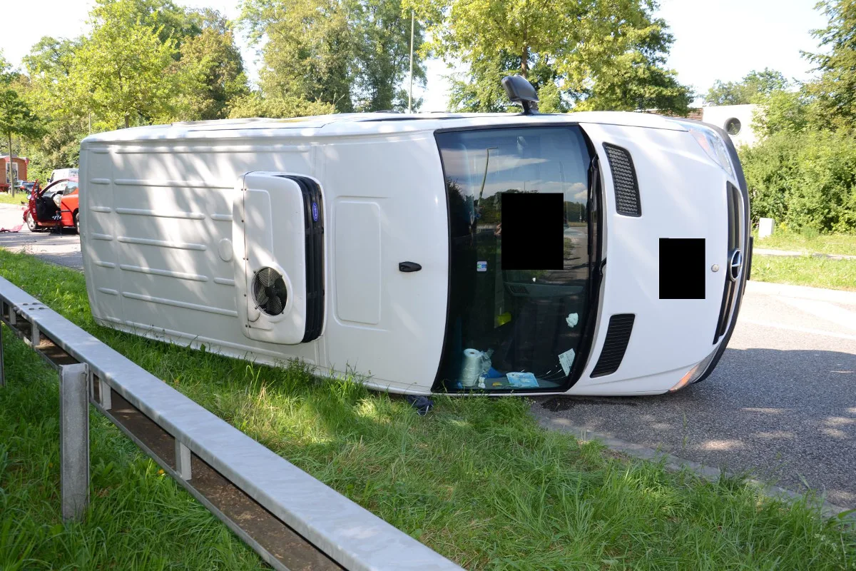 Zeugenaufruf - Crash mit drei Fahrzeugen in Muttenz BL