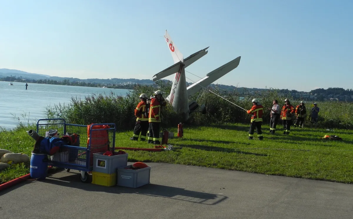 Wangen: Flugzeug landet neben der Piste