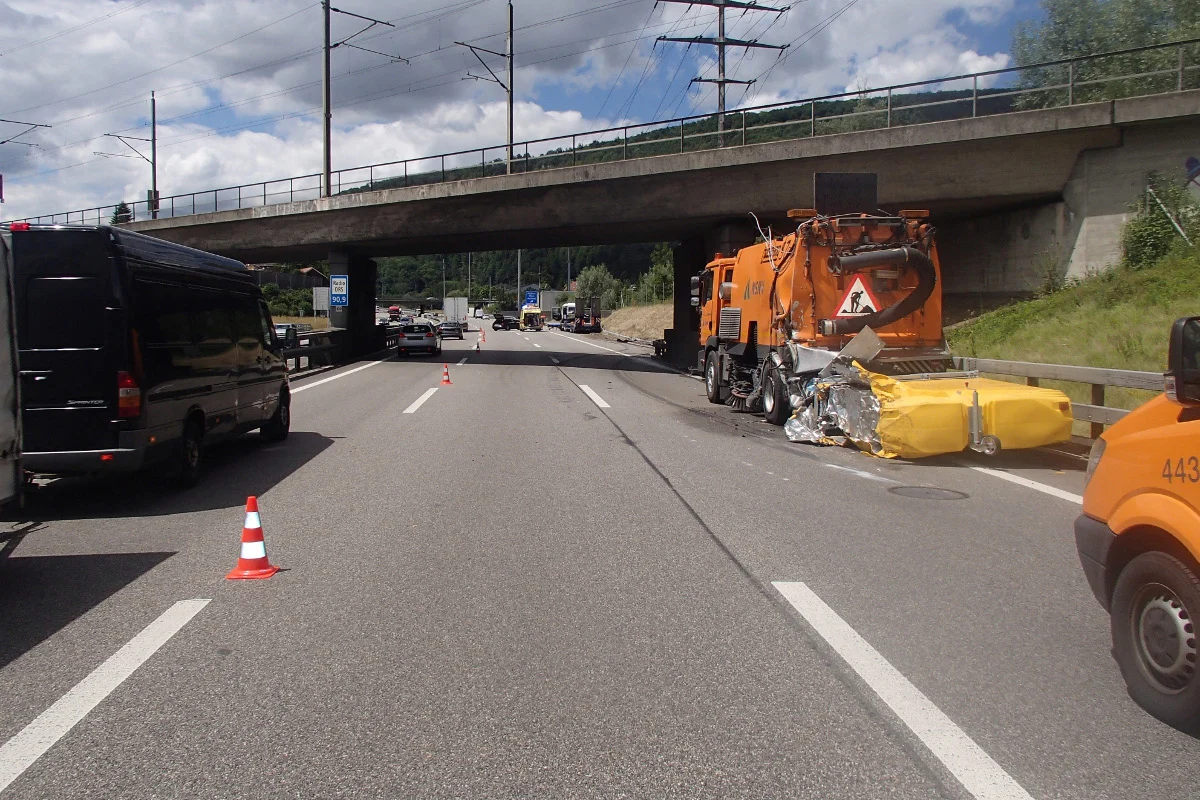 Rothrist AG - Unfall auf der A1 verursacht über 300'000 Franken Schaden