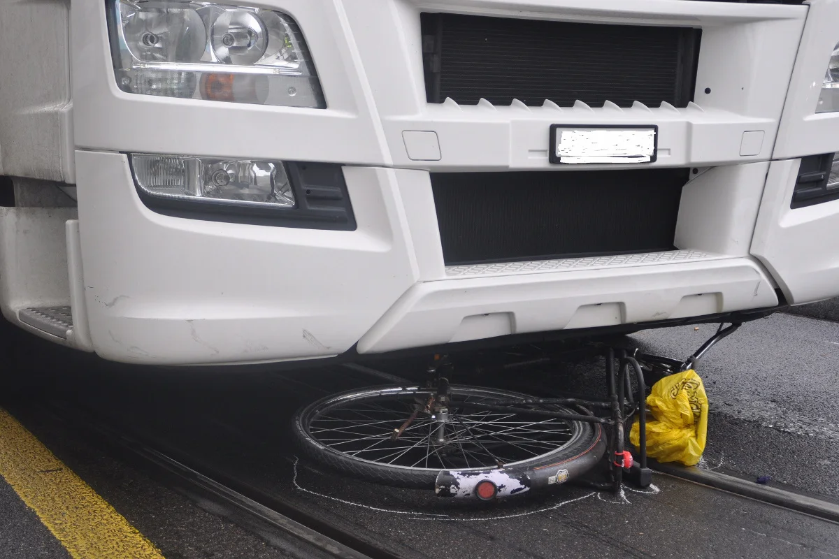 Basel BS - Toter Winkel: Lastwagenchauffeur übersieht Velofahrer und Kleinkind