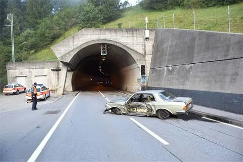 Tiefencastel GR - Ein leicht Verletzter bei Unfall im Tunnel