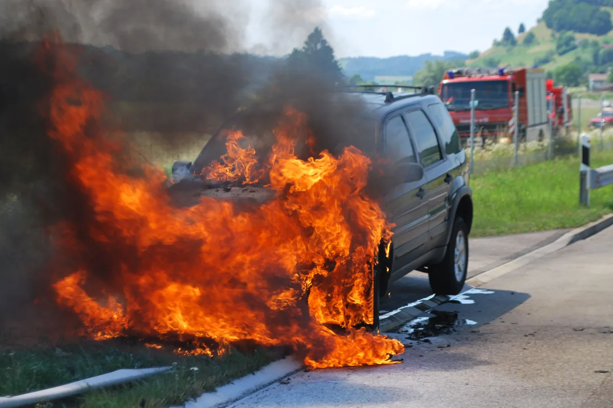 Auto steht auf der A2 bei Dagmersellen in Flammen