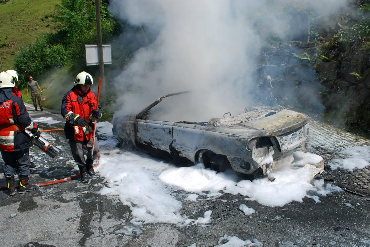 Cabrio brennt an der Glaubenberg Passstrasse aus