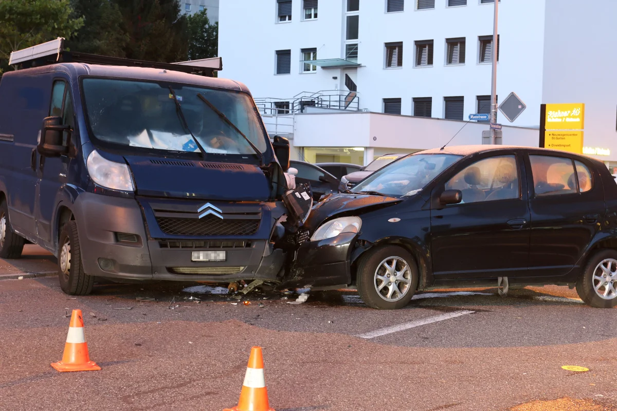 St. Gallen SG - Zusammenstoss zwischen Auto und Lieferwagen