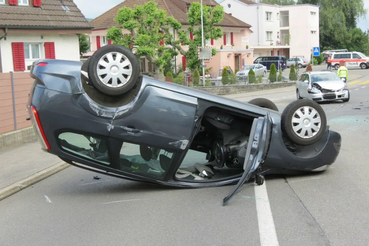 Menziken AG - Auto nach Kollision überschlagen