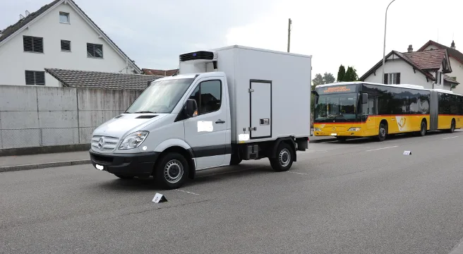 Fussgänger kollidiert in Embrach mit Lieferwagen - schwer verletzt