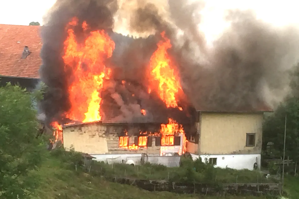 Dussnang TG - Altes Bauernhaus in Vollbrand