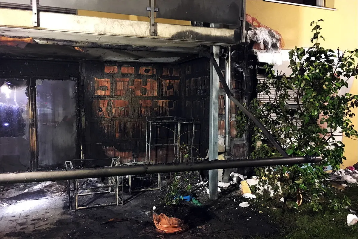 Gränichen AG - Feuerwehreinsatz nach Brandausbruch auf MFH-Sitzplatz
