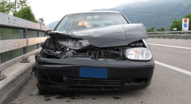 Niederurnen: Autofahrer prallt in Leitplanke