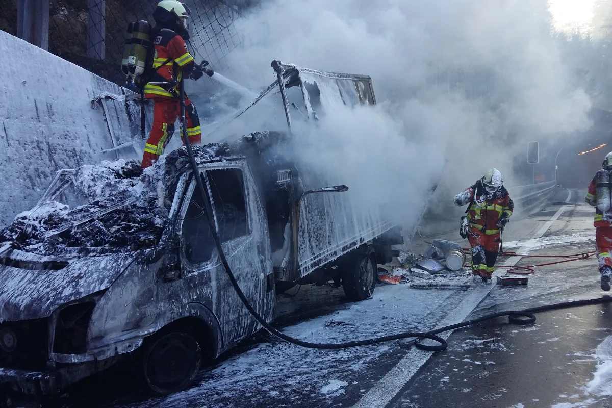 Fahrzeugbrand führt zu Sperrung der A2 bei Silenen
