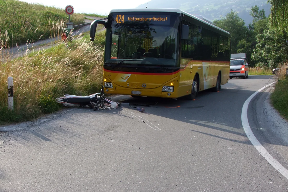 Waltensburg/Vuorz: Frontalcrash mit Postauto
