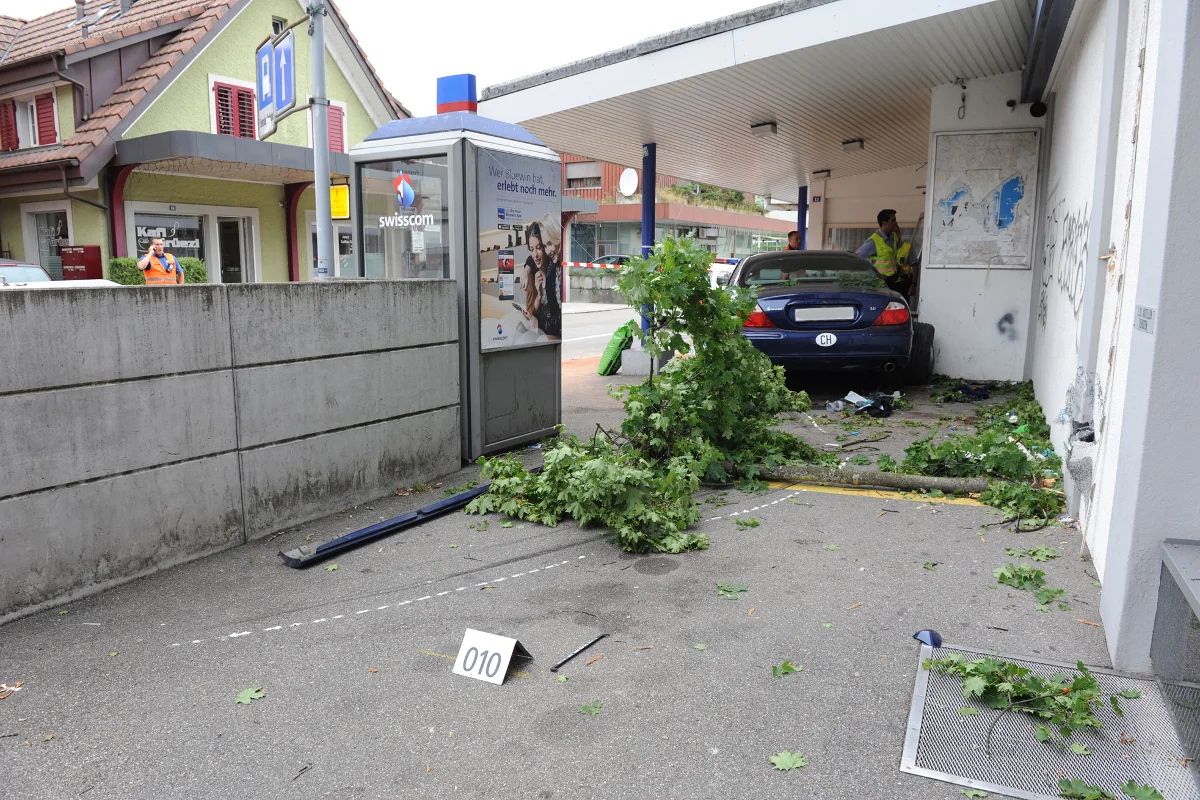 Fussgänger wird in Dietikon von Auto erfasst