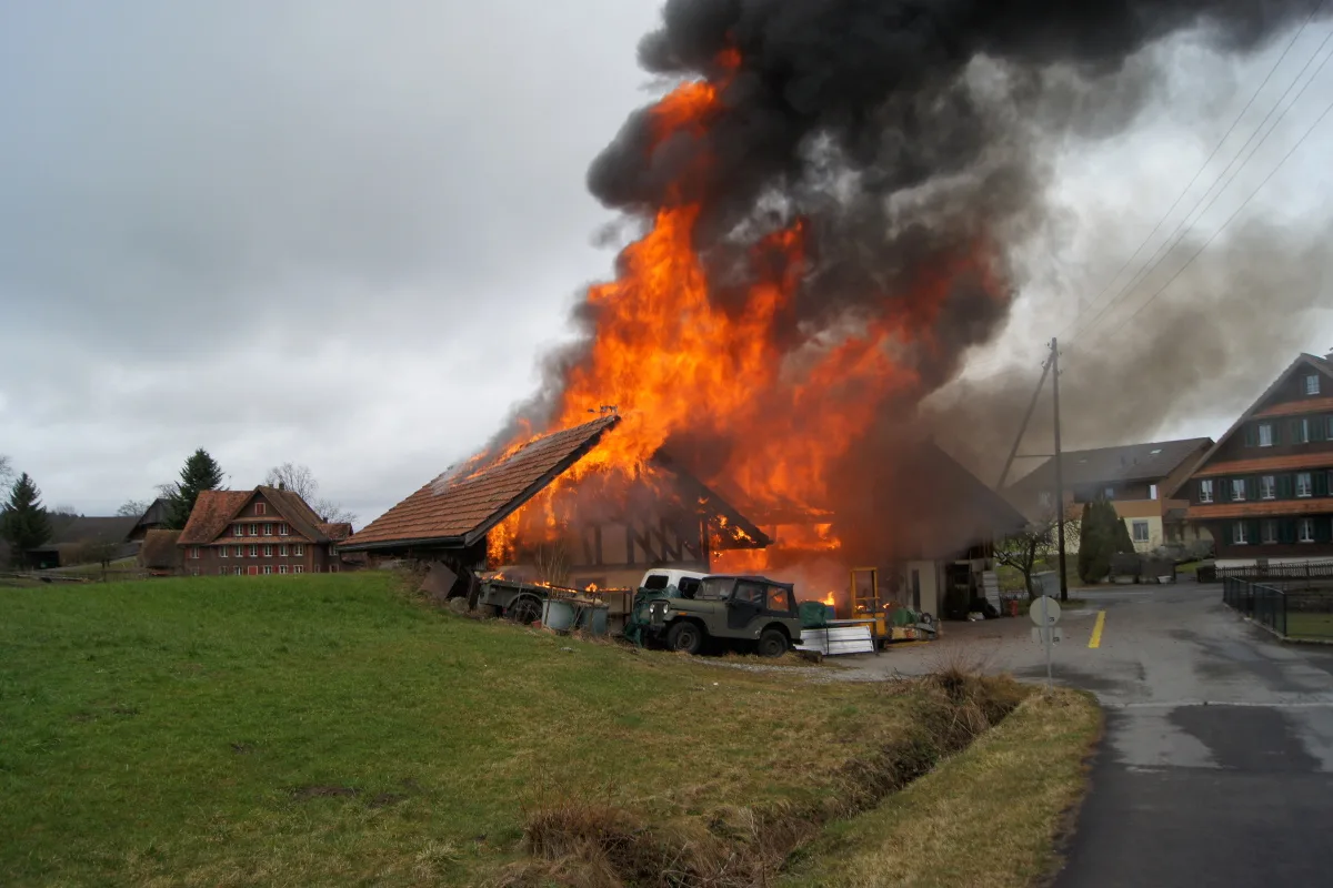 Neuheim ZG - Scheune in Vollbrand geraten