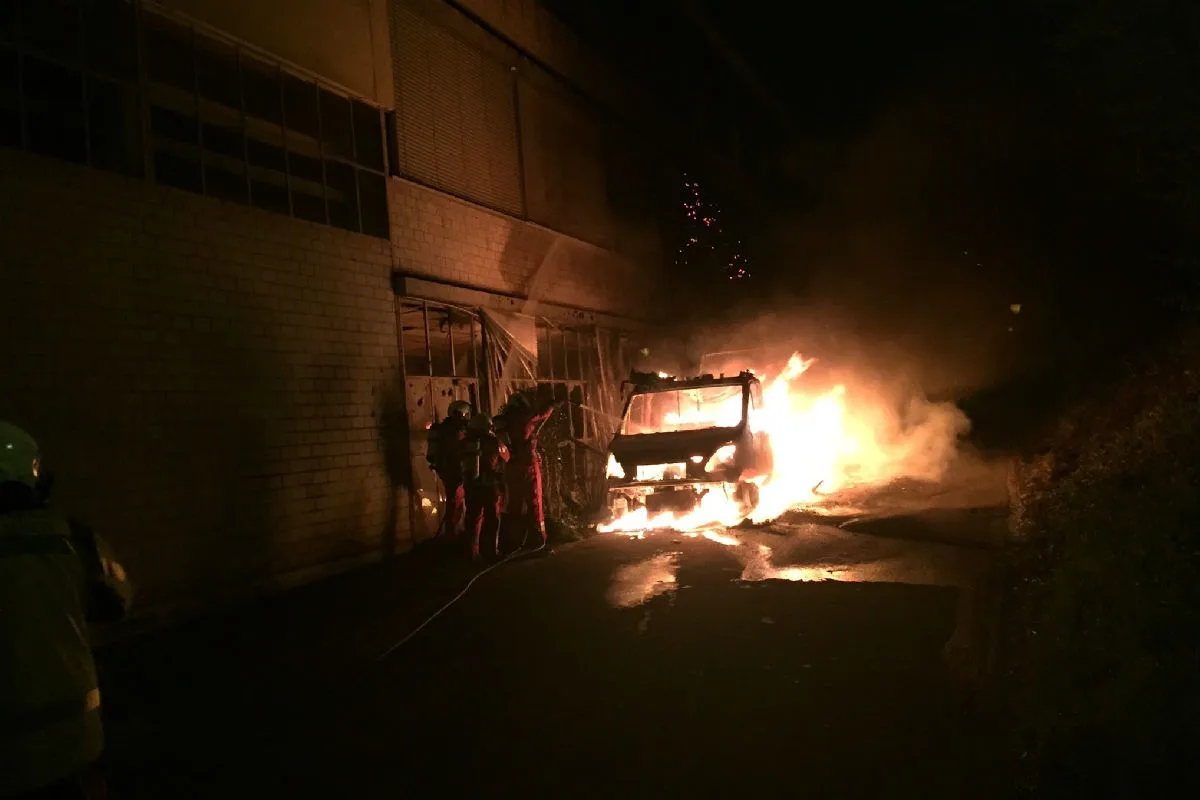Bülach ZH - Brand eines Lieferwagens greift auf Fassade über