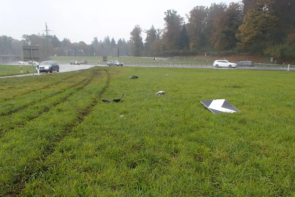 Niederlenz AG - Auf der A1 mit Signal kollidiert und abgehauen - Zeugenaufruf