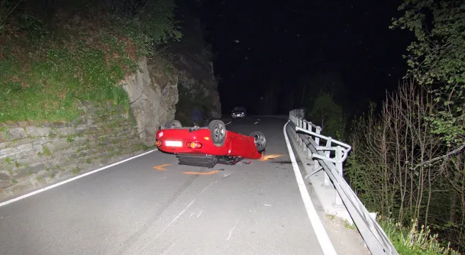 Wagen landet nach Selbstunfall in St. Martin auf dem Dach