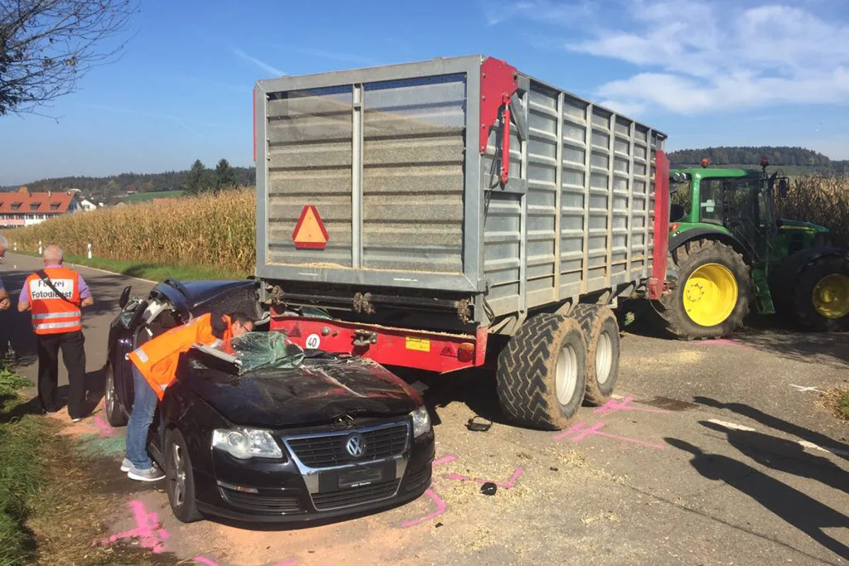 Winterthur ZH - Auto unter Traktor-Anhänger eingeklemmt