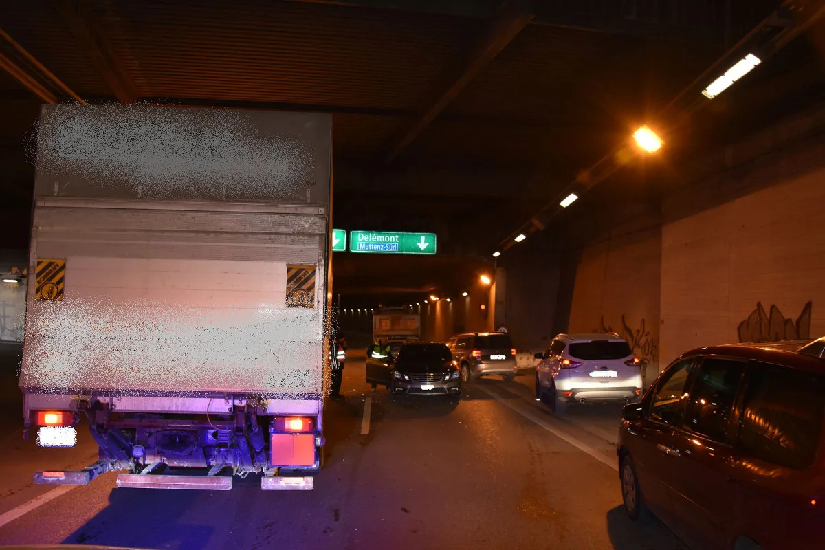 Muttenz BL - Seitlicher Frontalcrash im Schänzlitunnel
