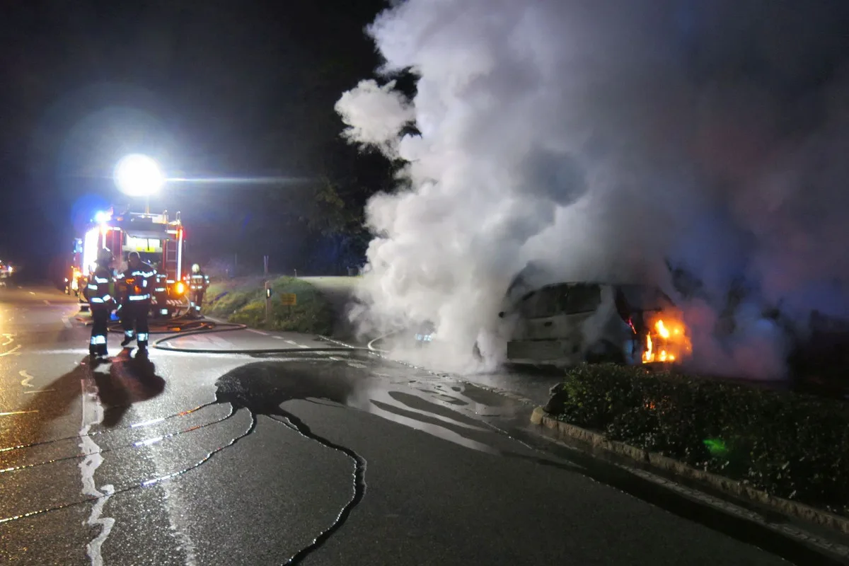 Niederdorf BL - Feuerwehr-Einsatz wegen Fahrzeugbrand