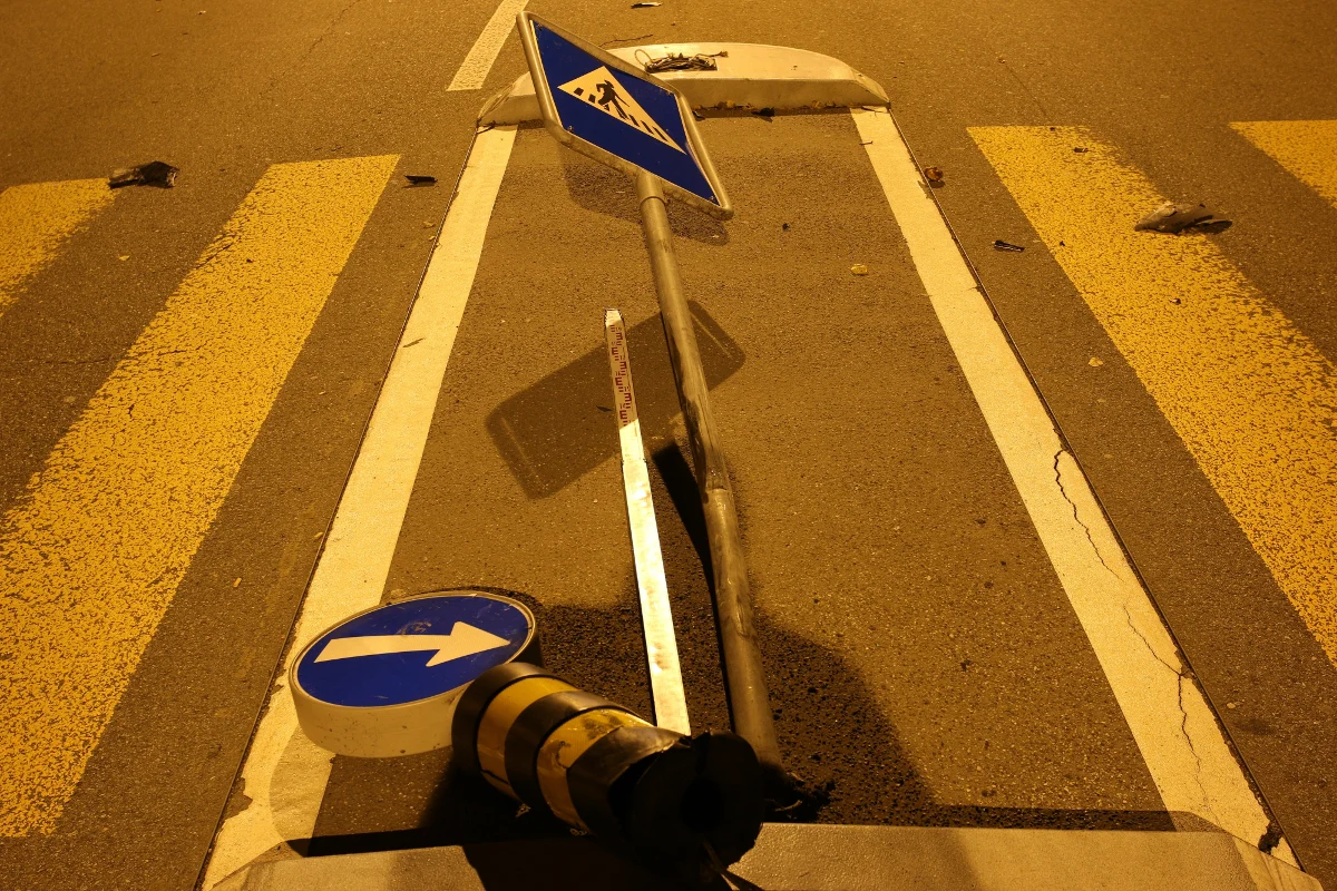 St. Gallen SG - In mehrere Verkehrssignale geprallt