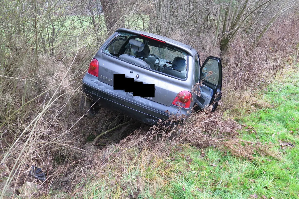 22-Jähriger landet mit Auto im Bachbett und macht sich zu Fuss davon