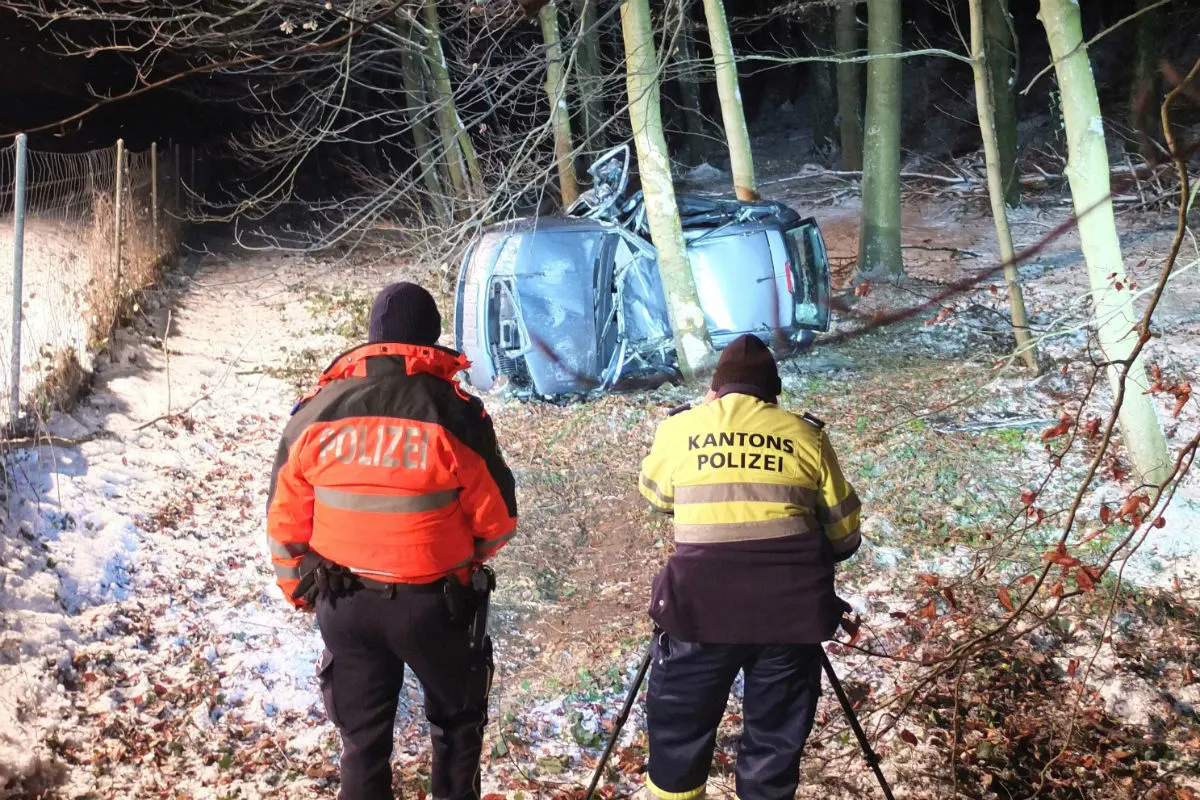 Suhr/T5: Heftige Kollision mit Baum fordert 31-jähriges Todesopfer - Zeugenaufruf