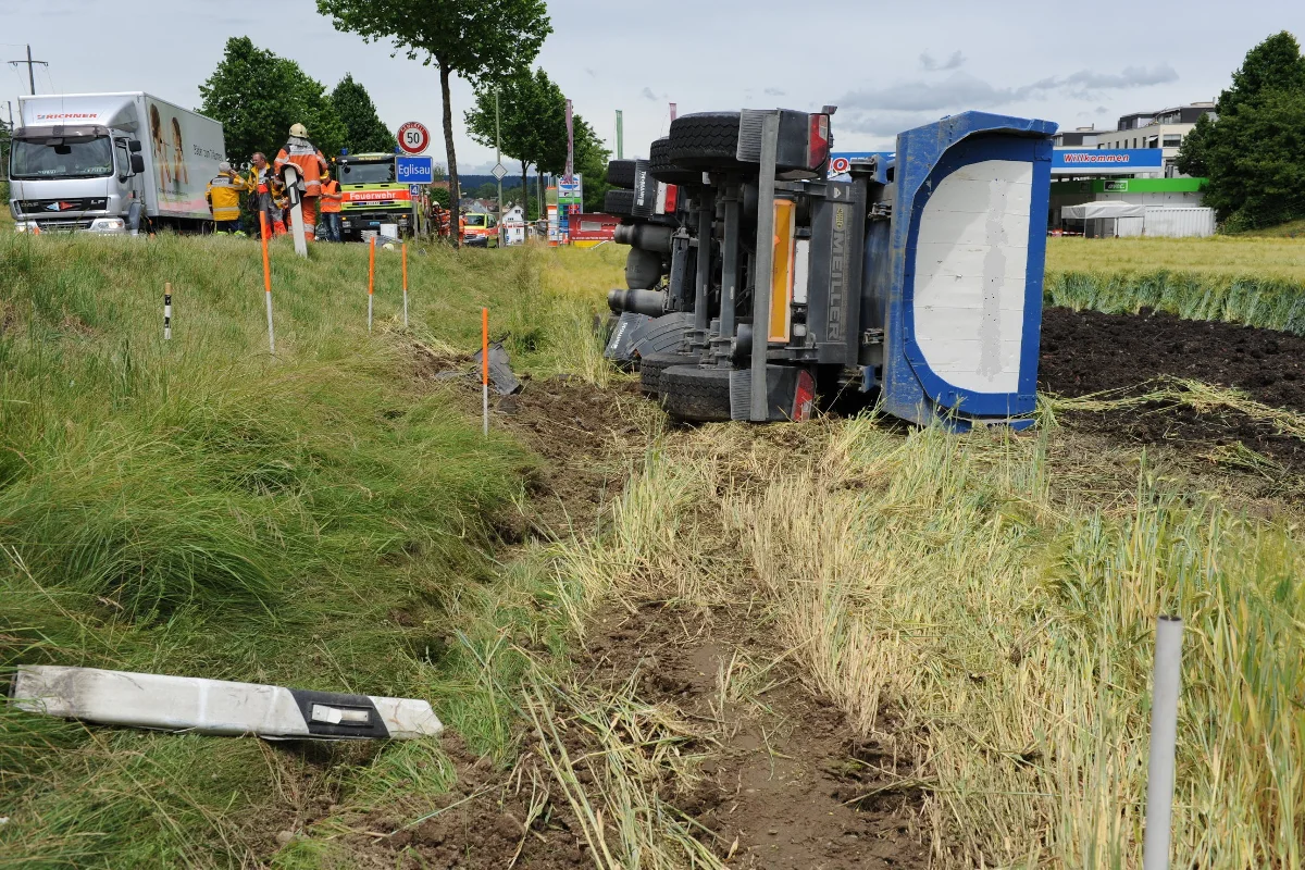 Sattelmotorfahrzeug in Eglisau von der Strasse abgekommen