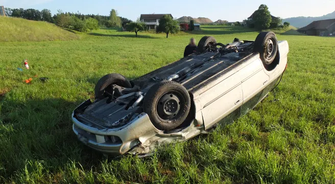 Bütschwil: Unfall endet im Wiesenbord