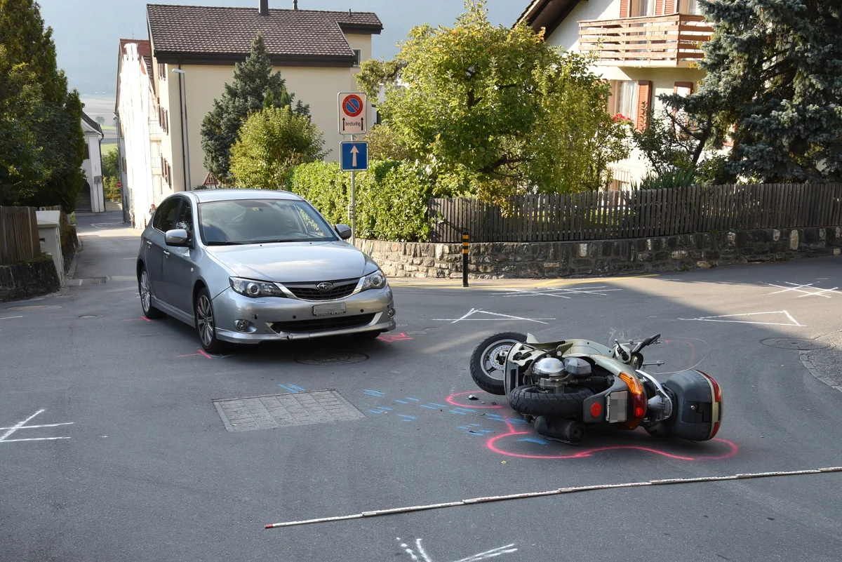 Rollerfahrer kollidiert in Zizers mit Auto