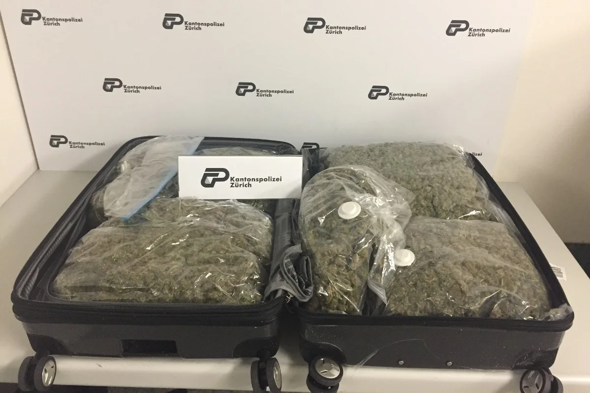 Flughafen ZH - Elf Kilogramm Marihuana geschmuggelt