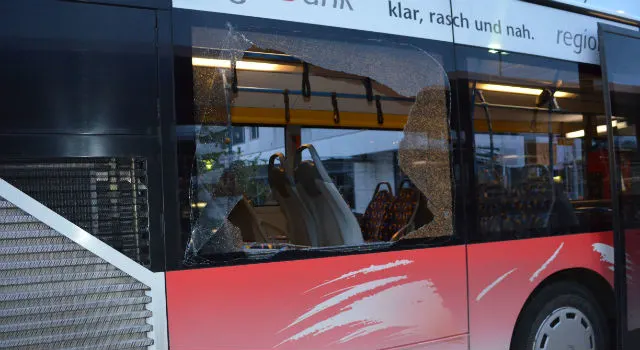 Fahrender Bus in Grenchen beschädigt