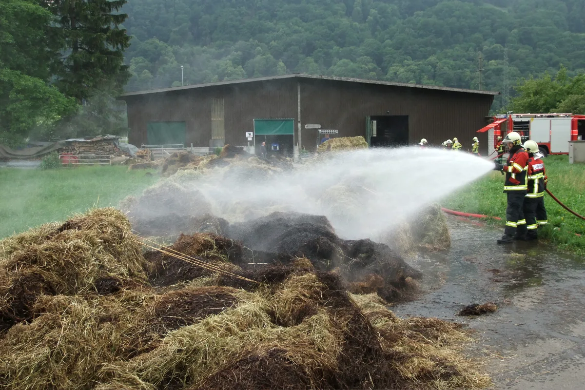 Heiligkreuz: Heuballen in Brand geraten