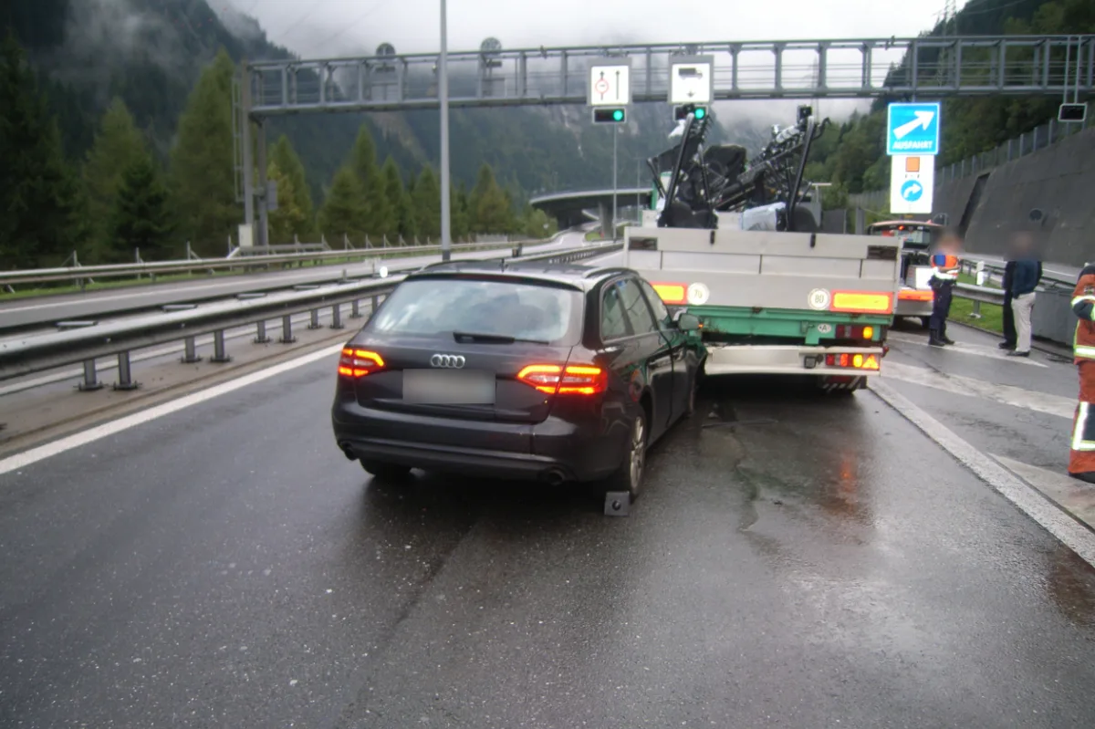 Göschenen UR - Autolenker fährt Sattelmotorfahrzeug hinten rein