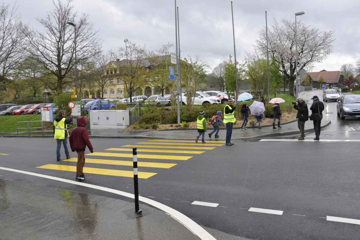 Asylbewerber greifen dem Schulpatrouilleurendienst in Bösingen unter die Arme
