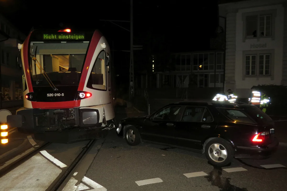 Beinwil am See AG - Kollison Auto-Zug: drei Verletzte, auch ein Kind (7)