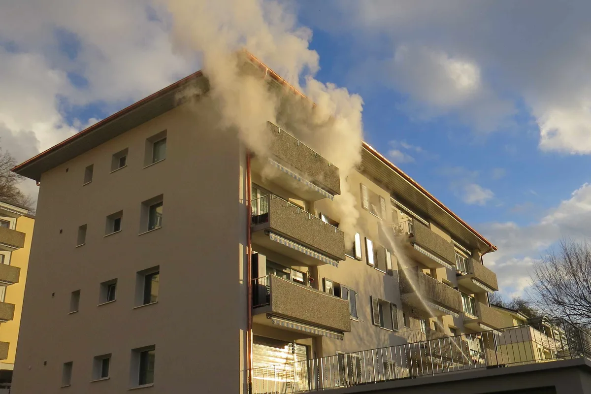 Mädchen retten sich aus brennender Wohnung in Döttingen