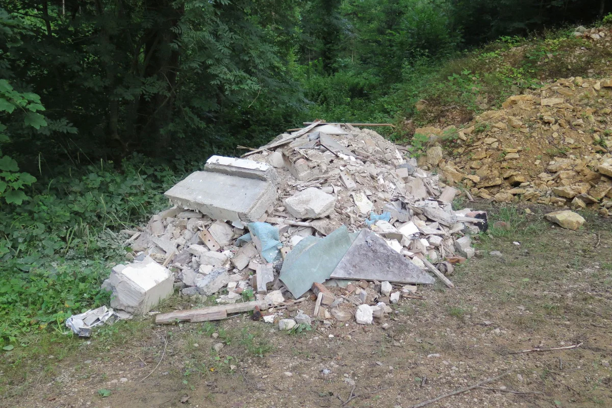 Arboldswil BL - Illegal Bauschutt im Wald abgeladen - Zeugenaufruf