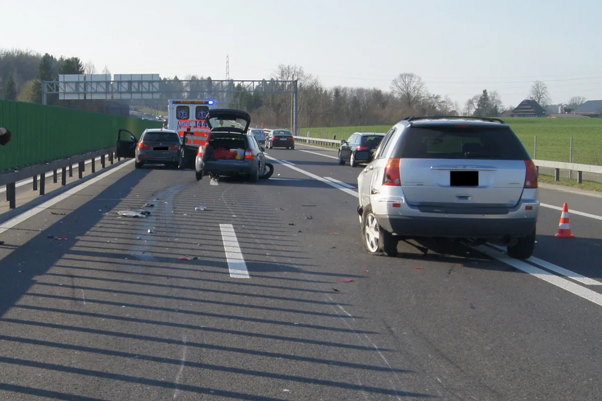 Stau nach Auffahrcrash auf der A4a bei Cham