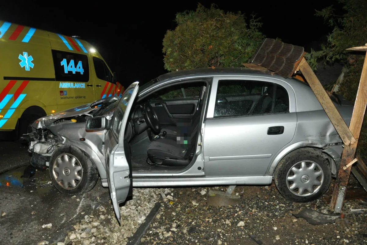 Oberbuchsiten: 20-Jähriger donnert in zwei parkierte Autos und Werbetafel
