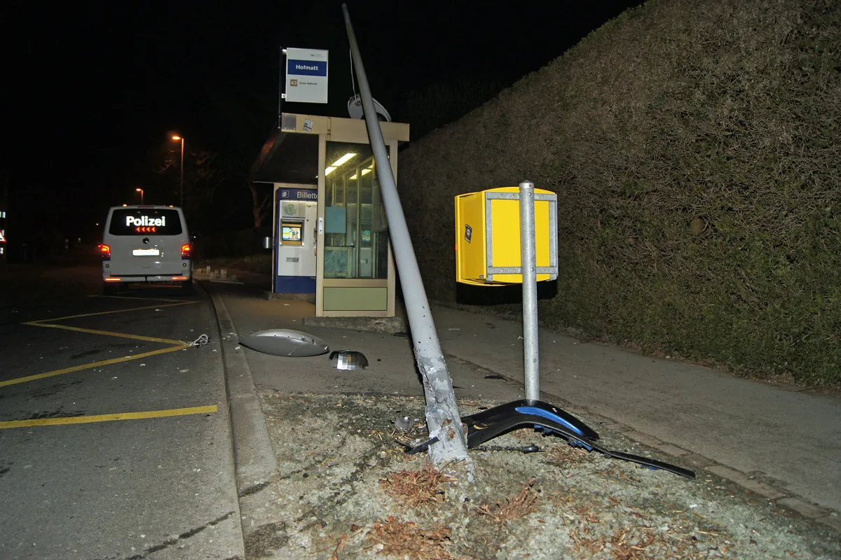 Wegen Autoradio: In Cham frontal mit Kandelaber kollidiert