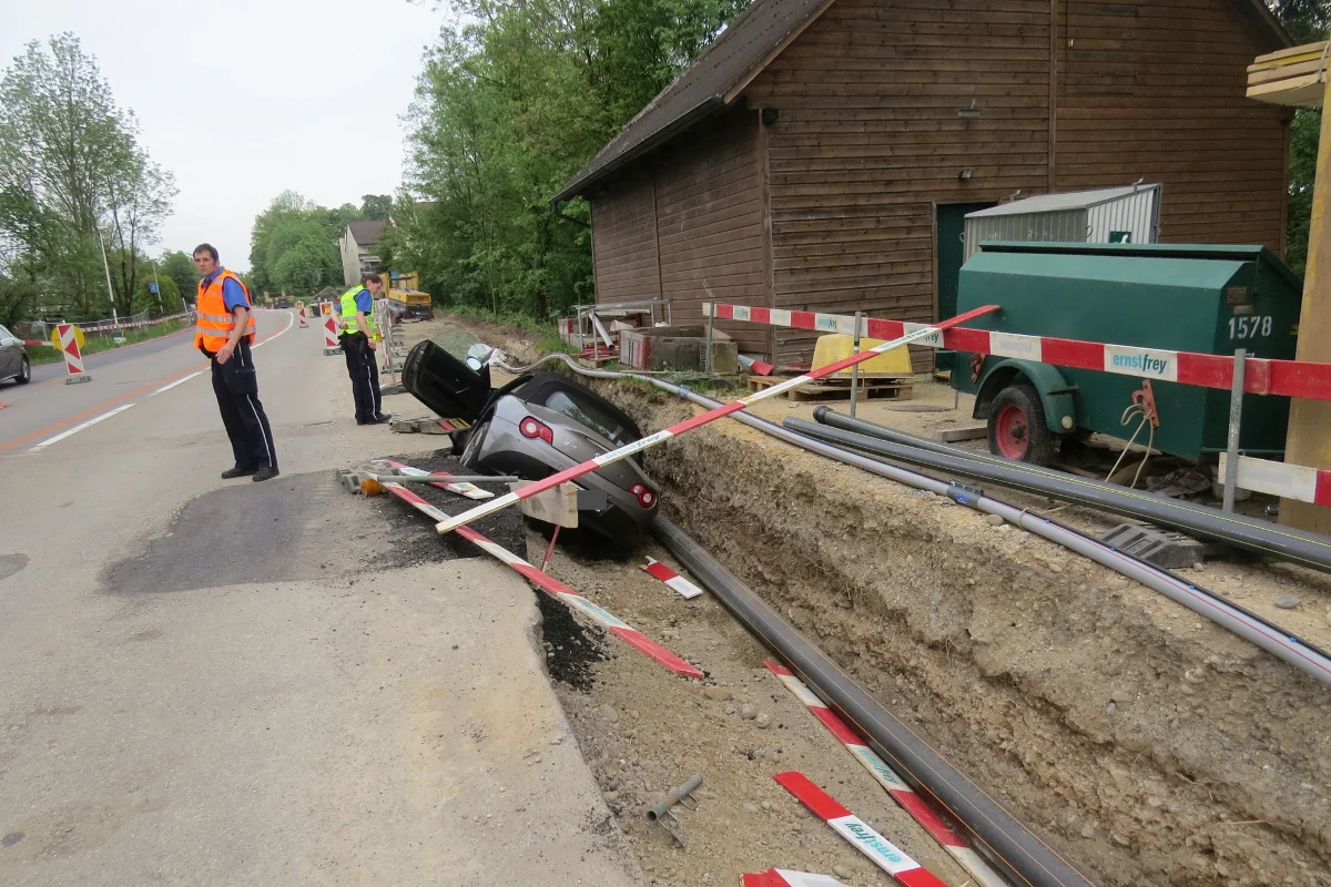 Kaiseraugst: BMW-Fahrer landet alkoholisiert in Baustellengraben
