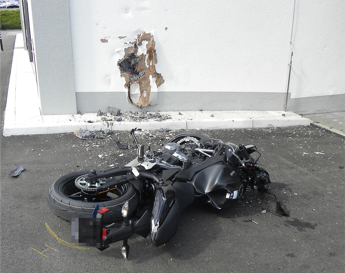 Romanshorn TG - Motorradfahrer prallt frontal in Wand