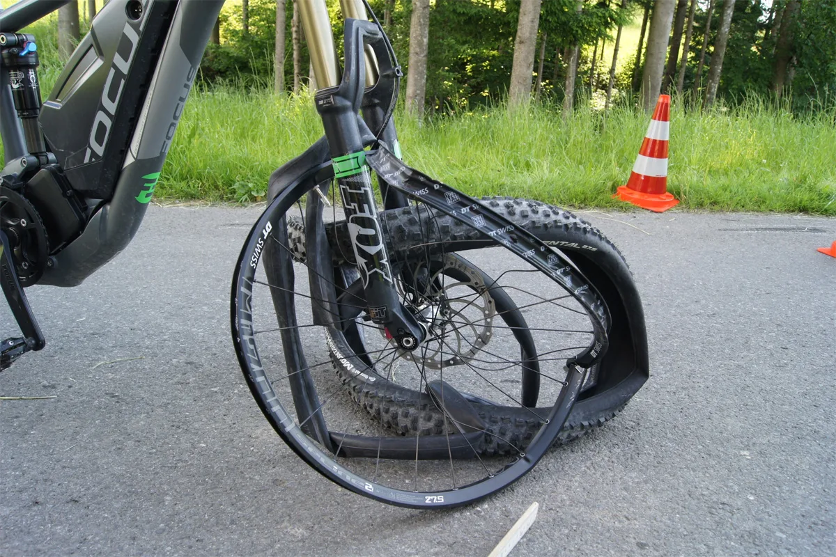 Baar ZG: E-Bikefahrerin von Lieferwagen überrollt