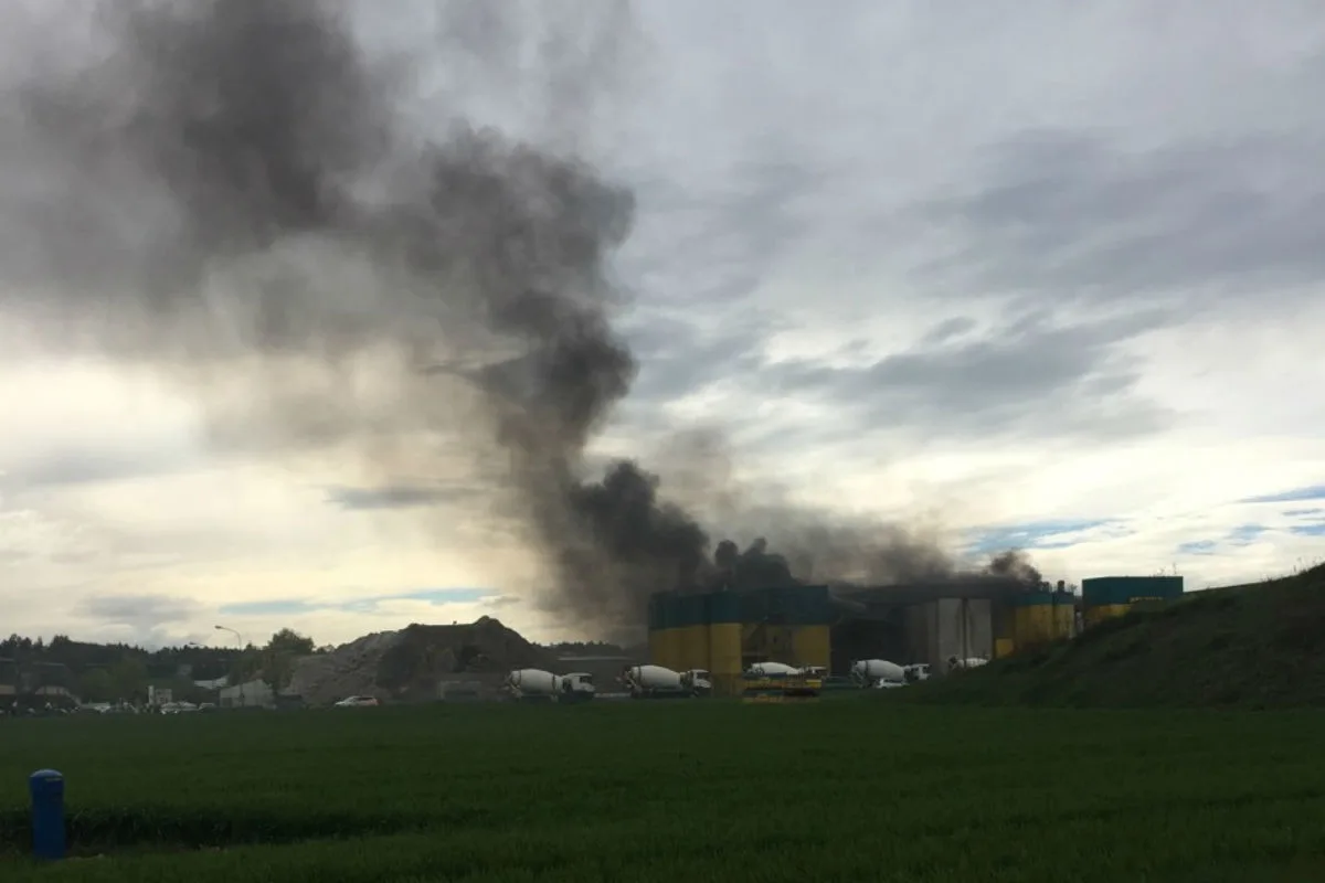 Rümlang ZH - Brand in Industriegebiet verursacht hohen Sachschaden