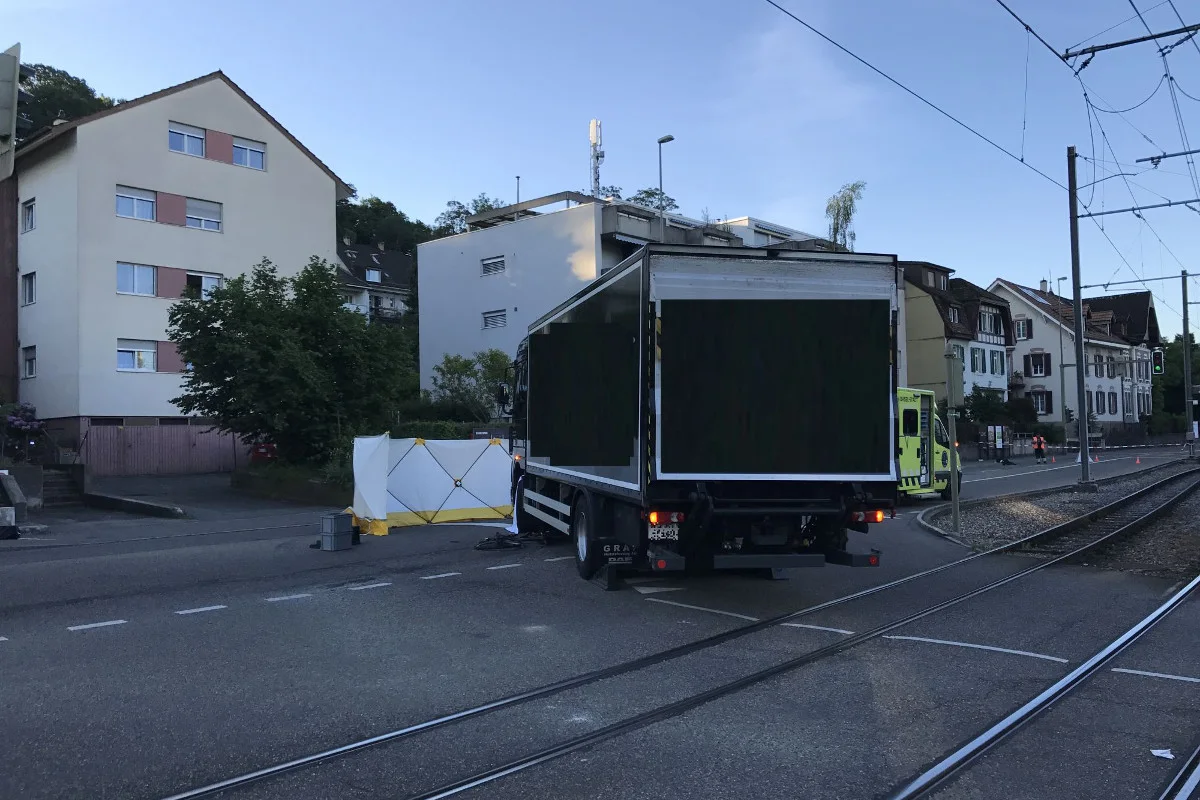 Binningen BL - Velofahrerin unter Lkw eingeklemmt und getötet - Zeugenaufruf