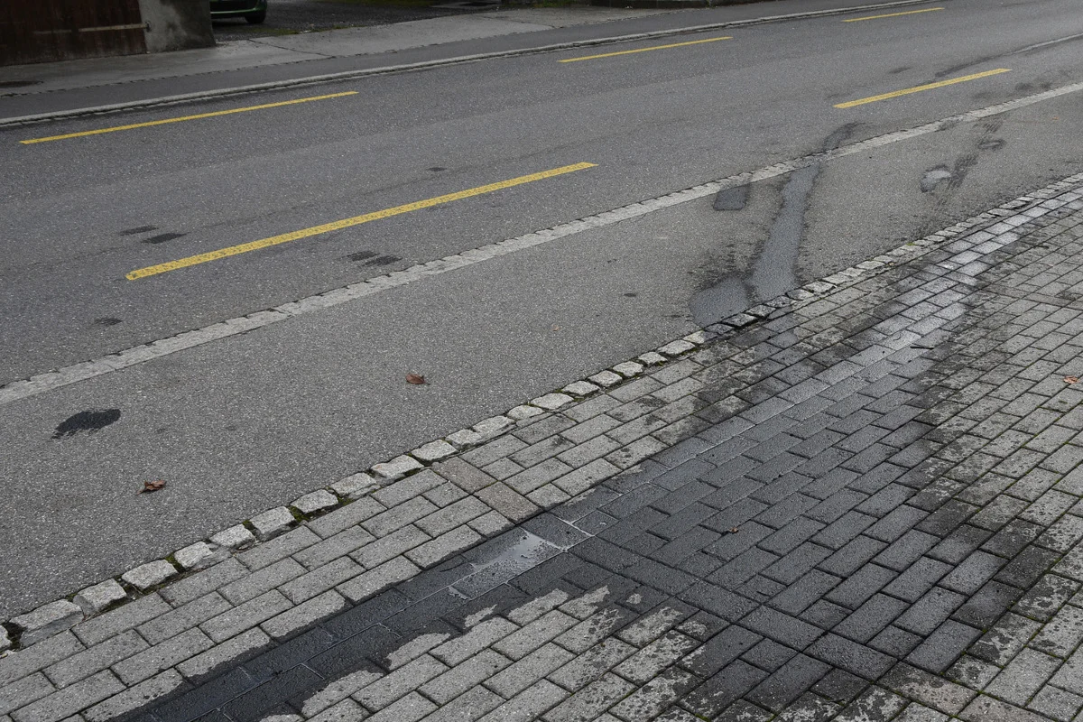 Mauren FL - Ölspur auf der Strasse